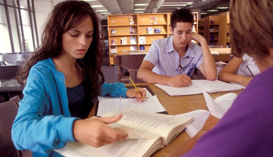 Adolescentes estudiando en la biblioteca
