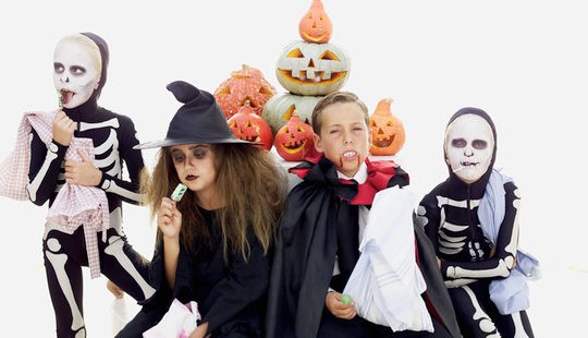 Niños celebrando Halloween