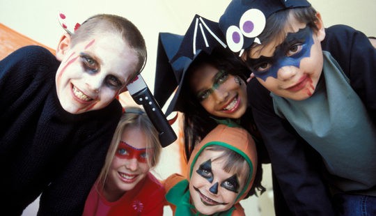Grupo de niños celebrando Halloween