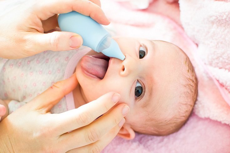 Son muchas las dudas las que surgen a la hora de hacerle un lavado nasal a un bebé