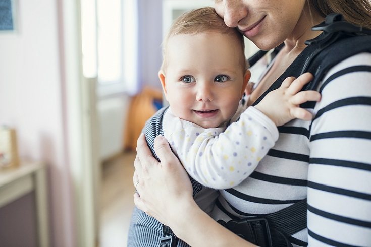 Los bebés prosperan cuando están rodeados de personas felices y positivas