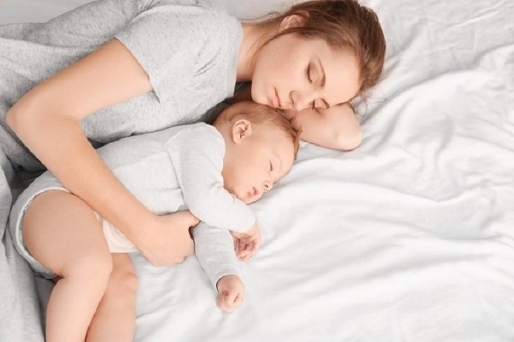 Se cree que dormir juntos puede evitar que un niño caiga en las  etapas más profundas del sueño