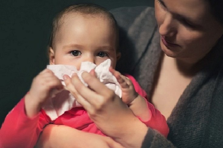 Hay casos que el catarro también puede causar unas pequeñas décimas de fiebre en el niño