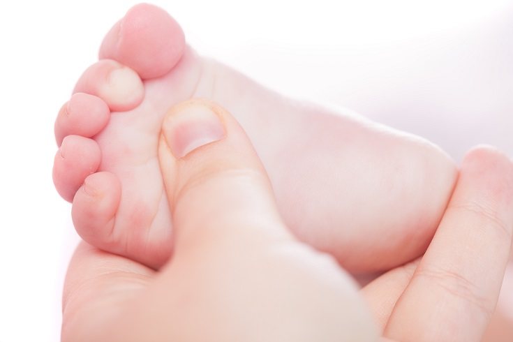 El masajear los pies de los bebés es algo realmente beneficioso para el pequeño