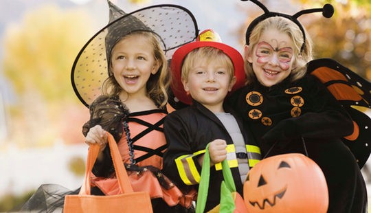 Niños disfrazados celebrando Halloween