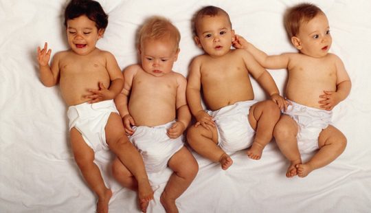 Cuatro bebés con pañales