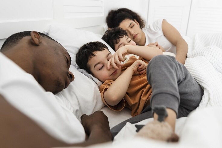 Hay muchos casos en la que los padres duermen junto a su hijo por el mero placer de sentirlo a su lado