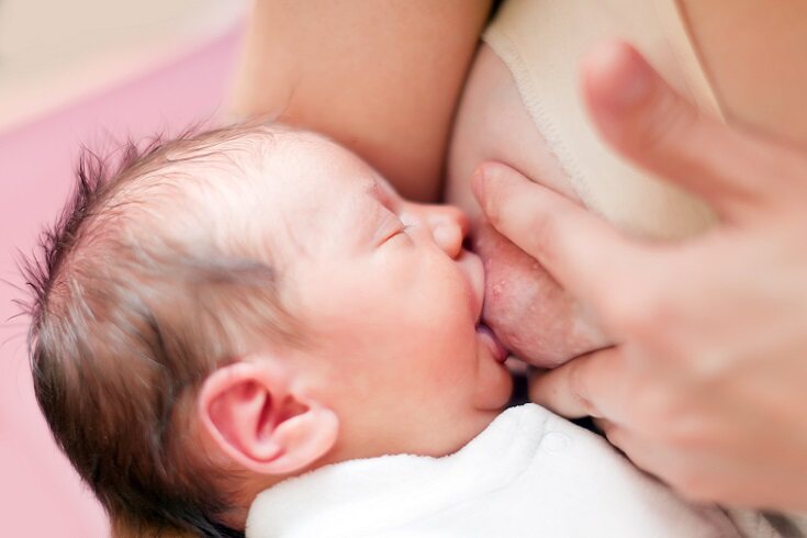Lo normal es que la madre pueda empezar a dar el pecho a su bebé a las 40 horas de dar a luz