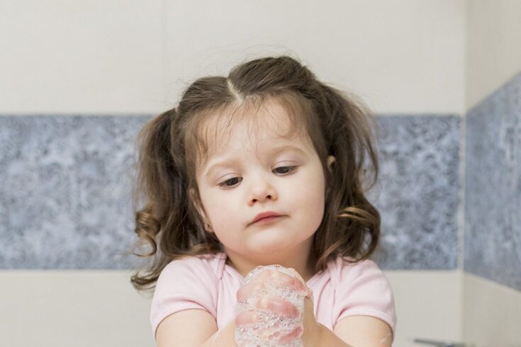 El lavado de manos ayuda a eliminar una gran cantidad de virus y bacterias que tienen los niños en las mismas