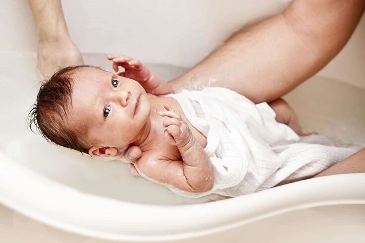 Antes de empezar a bañar al bebé hay que conseguir que la estancia esté a una temperatura adecuada