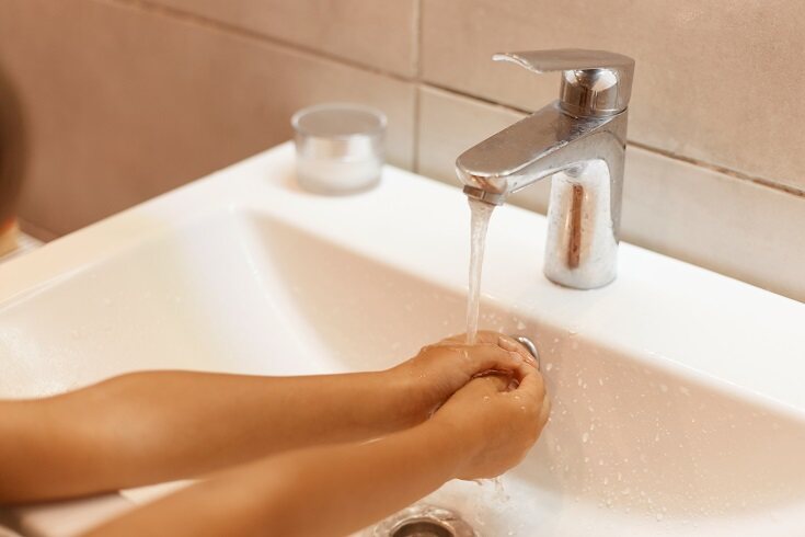 El simple acto de lavarse las manos elimina la suciedad acumulada en las mismas