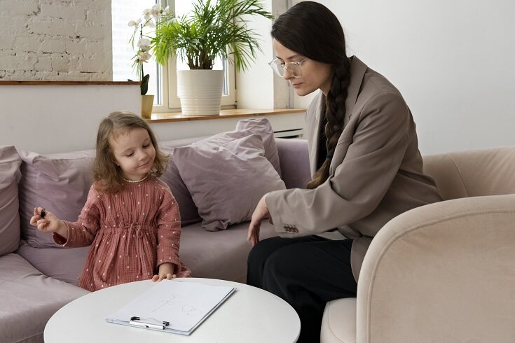 Aparte de trabajar con el niño, el psicólogo infantil también trabaja con los padres y con la propia escuela