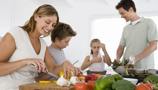 Familia preparando la comida