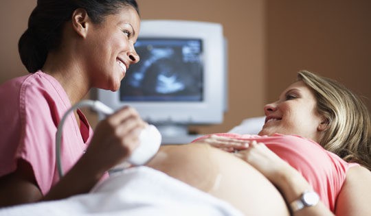 Embarazada durante una ecografía