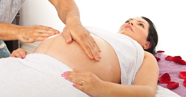 Embarazada haciendo ejercicios de relajación