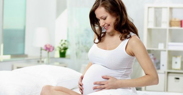 Mujer sintiendo cómo se mueve su hijo dentro de su vientre