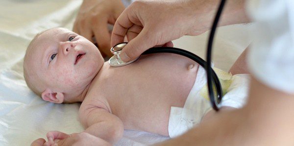 Bebé durante una revisión pediátrica