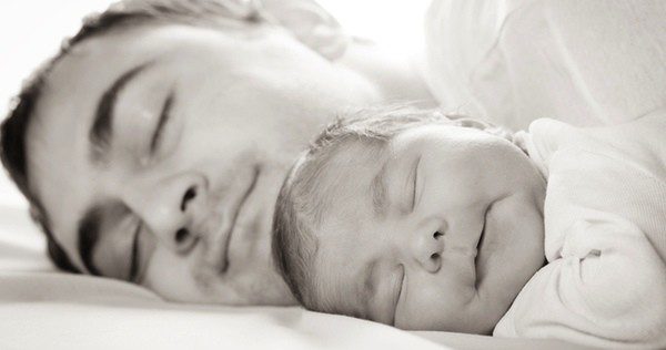 Bebé durmiendo con su padre