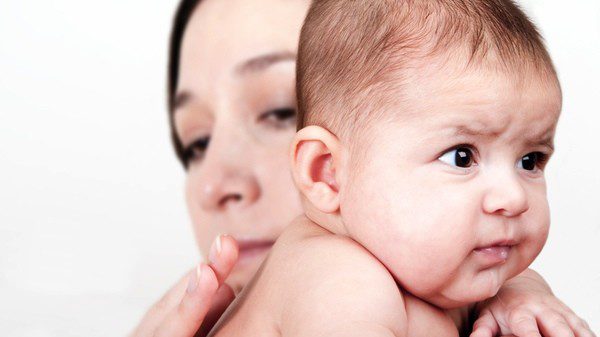Saca el aire a tu bebé para evitar que vomite