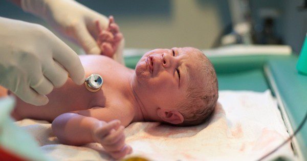 El recién nacido necesita cuidados durante sus primeras horas de vida