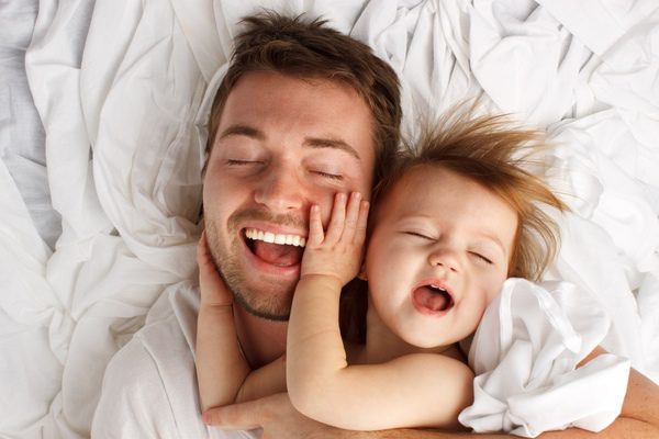 Niño durmiendo con su padre