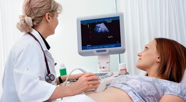 Mujer embarazada haciéndose una ecografía