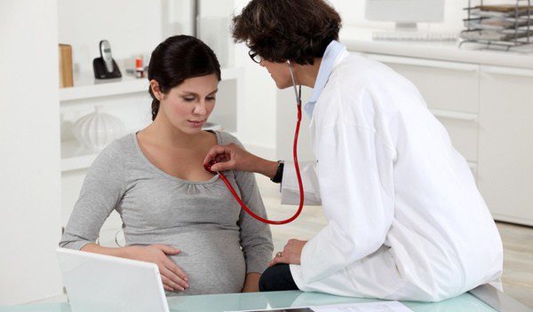 Embarazada en una de las últimas revisiones antes de dar a luz