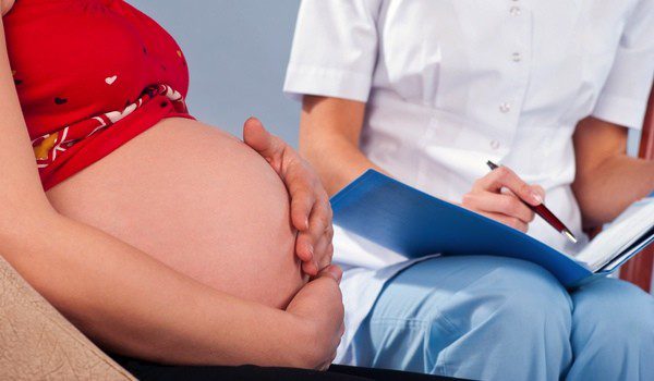 Embarazada haciéndose un chequeo médico