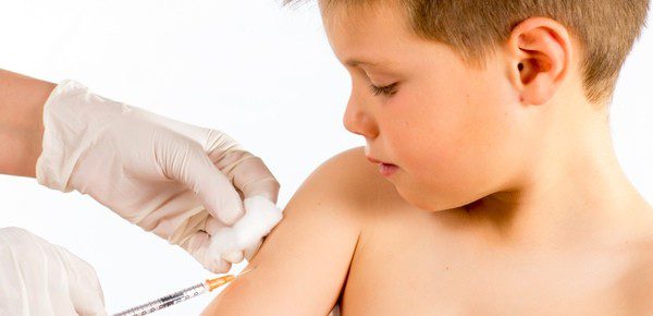 Médico pinchando insulina a un niño con diabetes