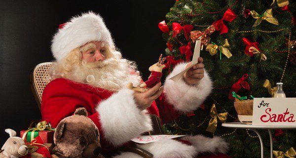 Papá Noel clasificando los regalos de Navidad de los niños que se han portado bien