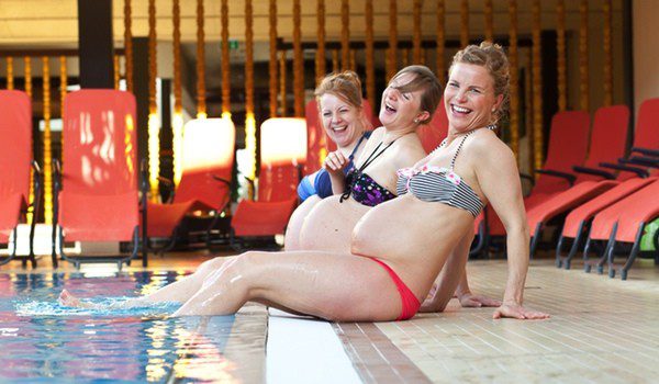 Hay clases de natación especiales para embarazadas