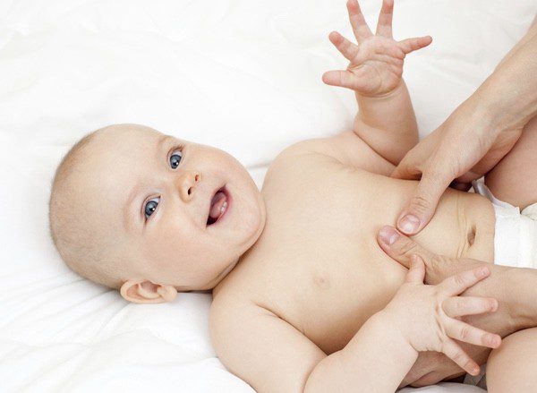 Pon al bebé tumbado boca arriba y masajéale el vientre