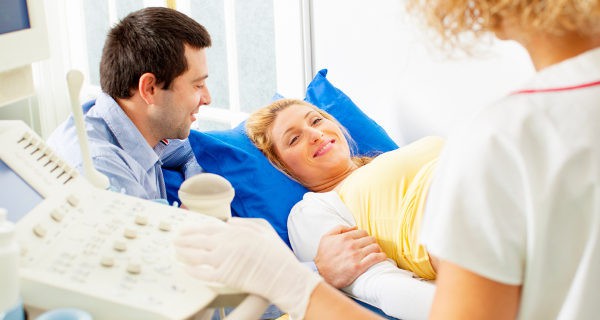 Es positivo acudir con la mamá a las revisiones médicas durante el embarazo