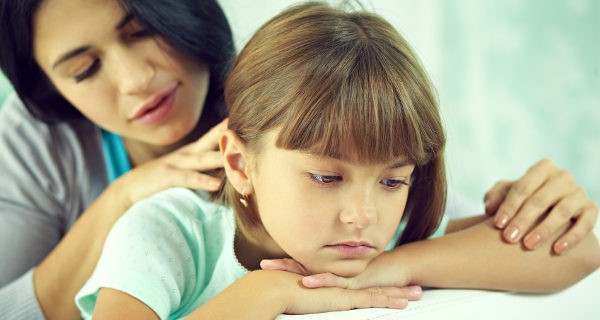 Tras el divorcio el niño puede presentar momentos de ansiedad, irritabilidad o bajo rendimiento escolar