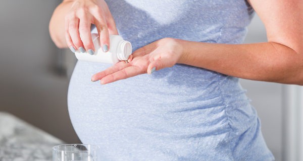 Se recomienda tomar el ácido fólico antes y durante el embarazo