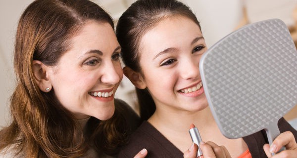 Podemos aconsejar a nuestra hija sobre cómo maquillarse y qué productos usar