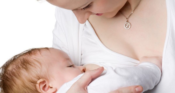 La lactancia natural aporta beneficios en la salud del bebé