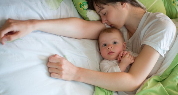 Hay estudios que avalan que el colecho reduce el riesgo de muerte súbita en bebés