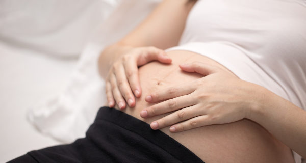 El masaje perineal aporta flexibilidad al periné y perviene tanto los desgarros como la necesidad de realizar una episiotomía