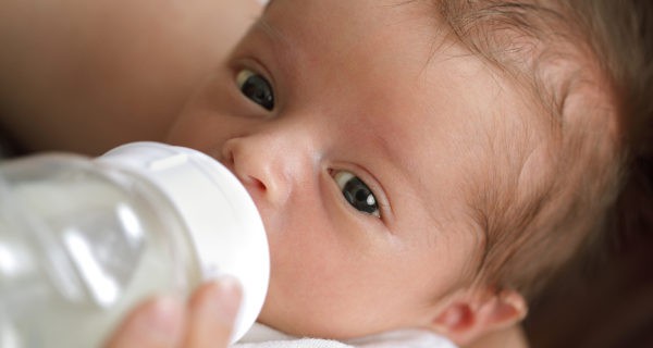 Para prevenir los cólicos debemos evitar que el niño ingiera aire al tomar el pecho o el biberón
