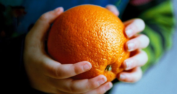 Si la causa del dolor es el estreñimiento, este lo podemos aliviar con frutas como la naranja