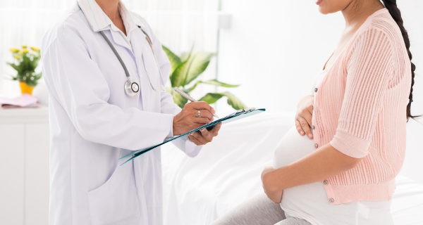 Embarazada en la consulta del médico