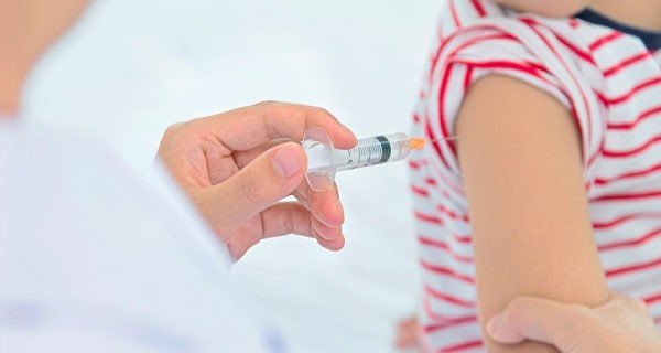 Médico vacunando a un niño