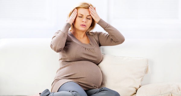 Mujer embarazada con dolor de cabeza