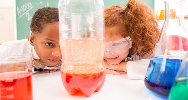 Niños haciendo experimentos científicos