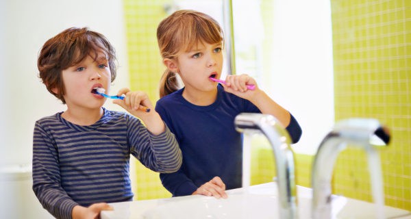 Niños lavándose los dientes