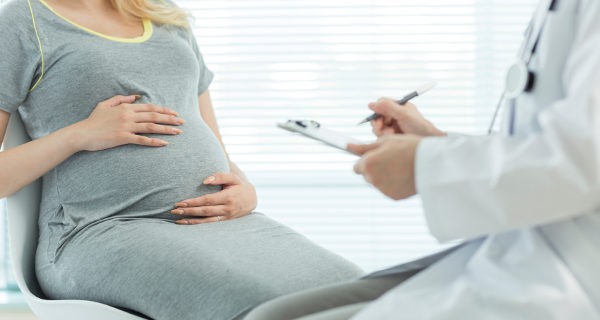 Mujer embarazada en el médico