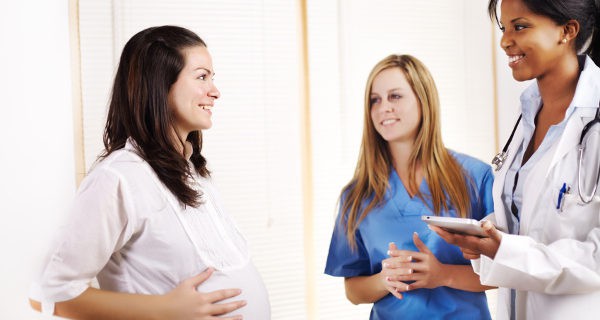 Embarazada hablando son su médico