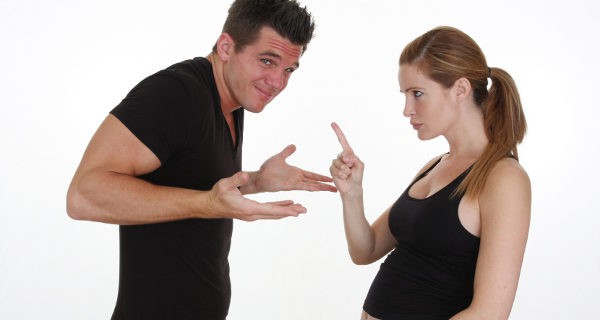 Embarazada riñendo a su pareja