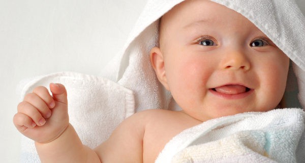 Bebé sonriendo después del baño